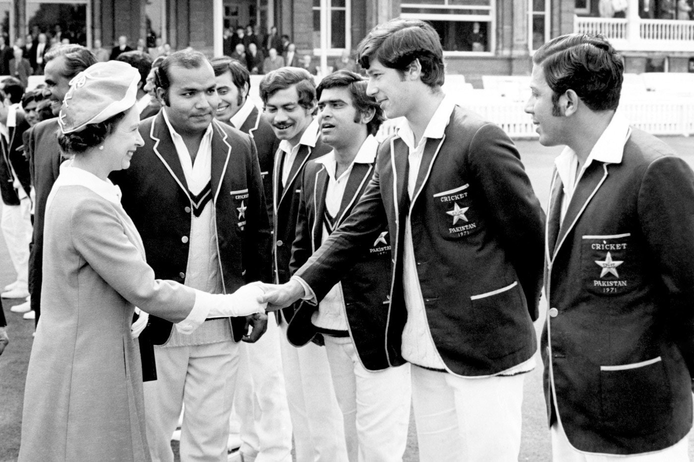 1971 Pakistan tour of England, team presented to Queen Elizabeth II
